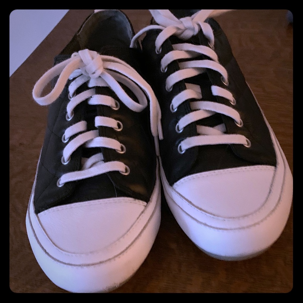 Ladies Vionic super cute sneaks!